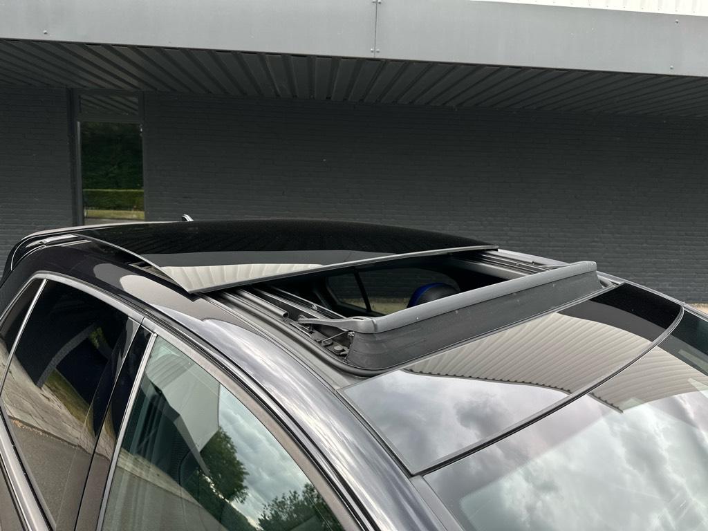 Volkswagen Golf 2.0 tsi r 4motion // panoramadak // akrapovic