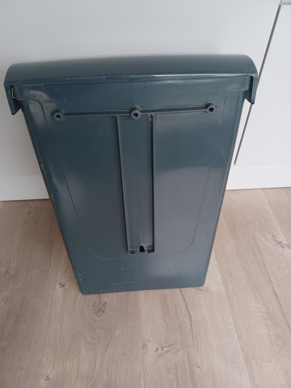 Kunststof brievenbus met slot.