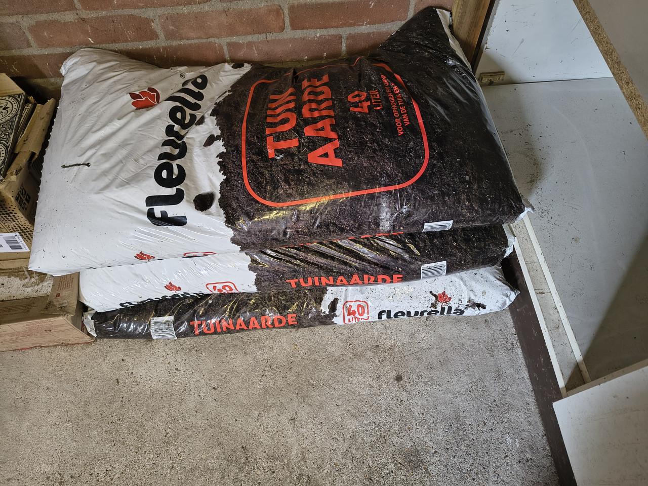 3 zakken tuinaarde