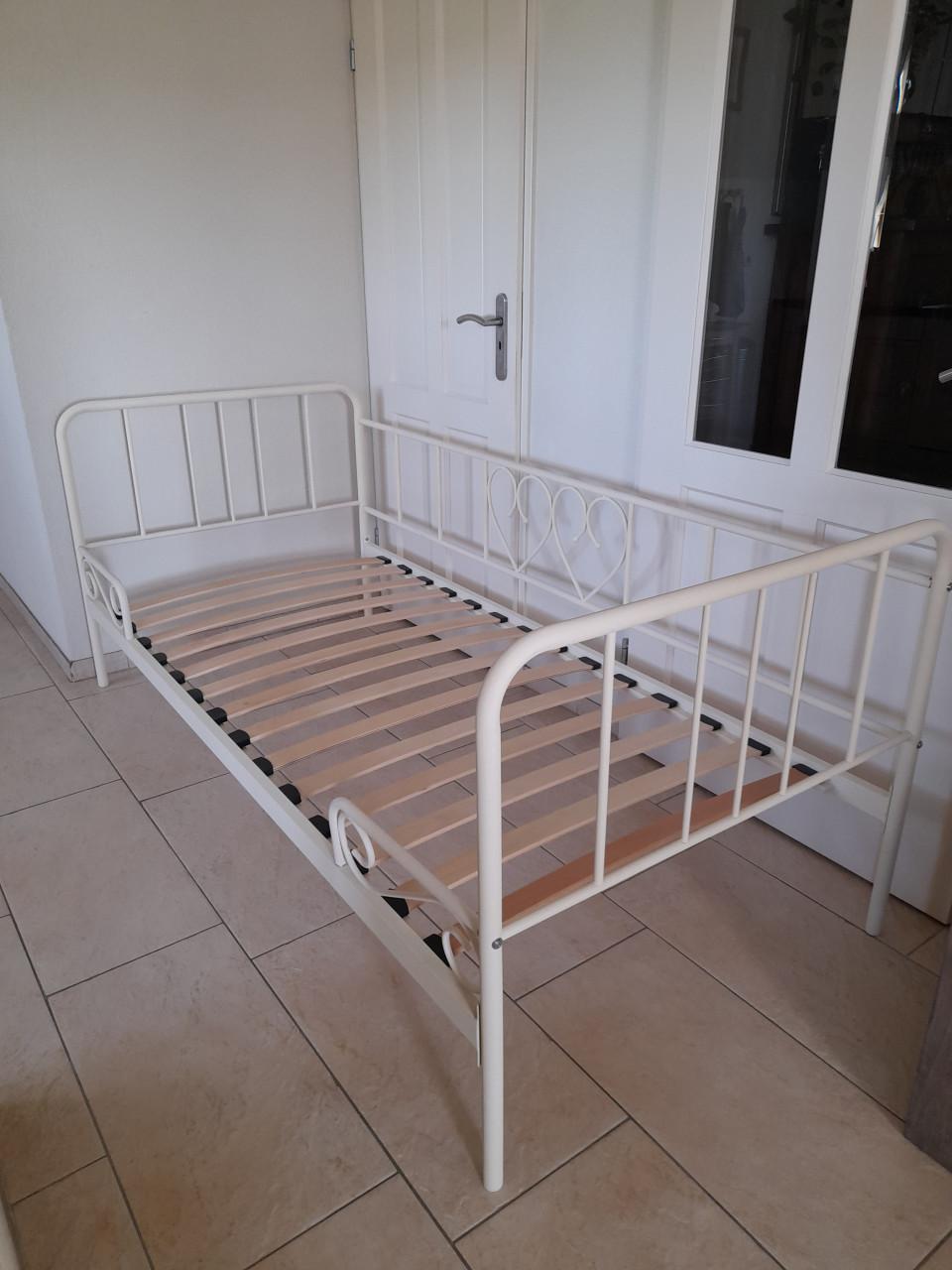 Metalen  bed 90 x 200 (in goede staat )