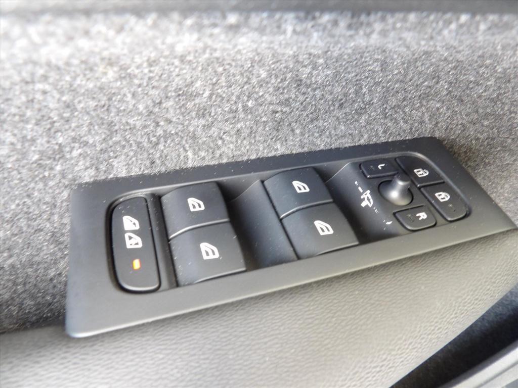 Volvo XC40 b3 163pk mild hybrid aut plus dark
