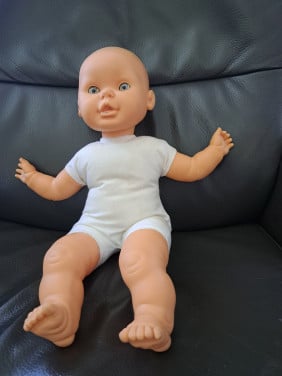 Babypop met zacht lijf en slaapoogjes 44 cm