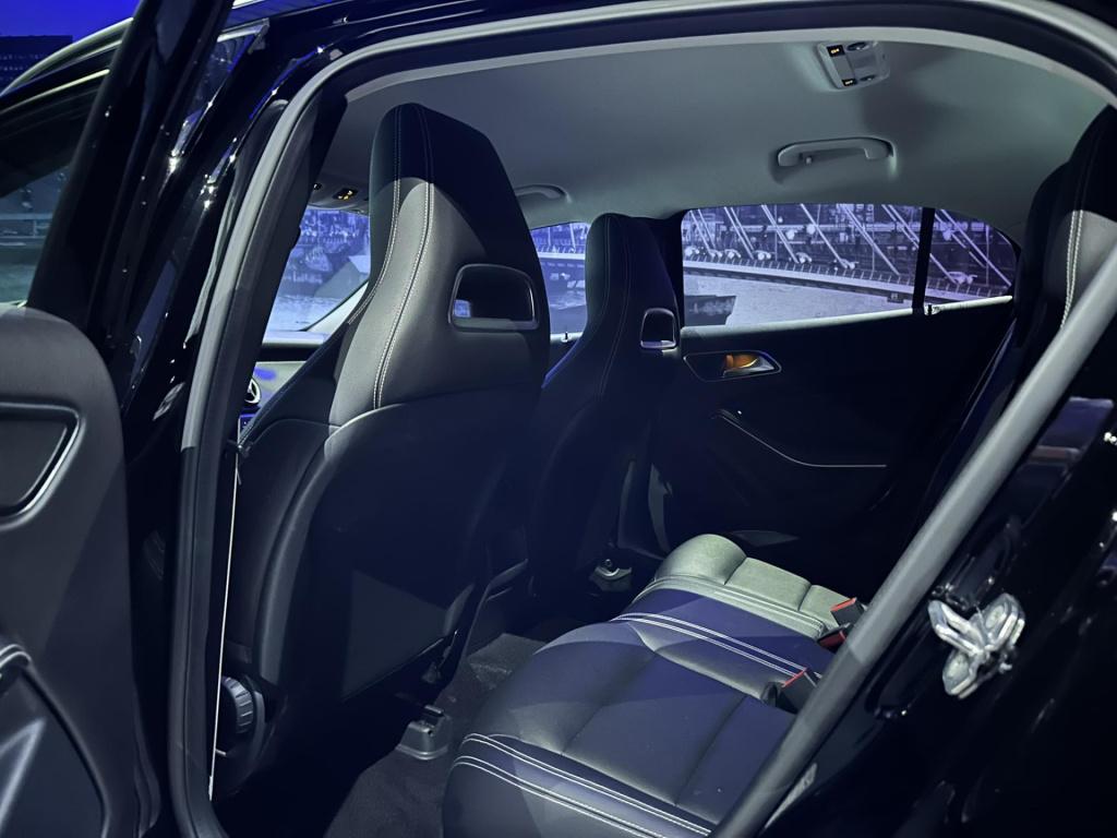 Mercedes-Benz Gla-klasse 180 business solution amg night upgrade *leer*stoe