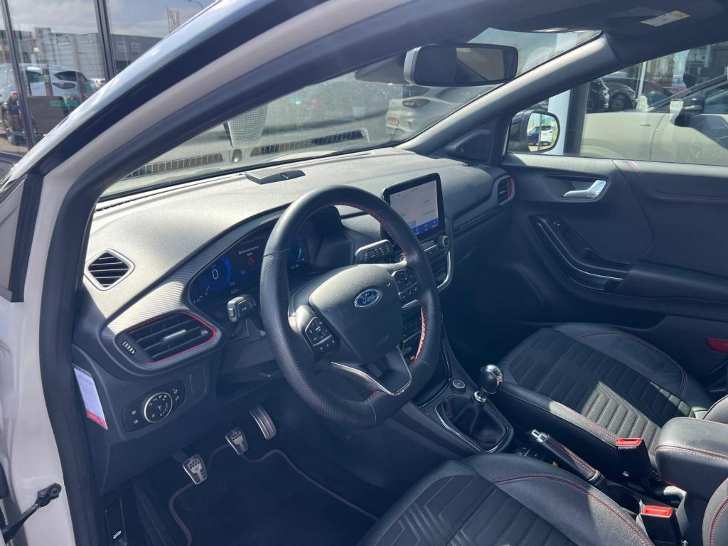 Ford Puma 1.0i ecoboost hybrid 125pk st-line x , voorruitverwarming , stuur