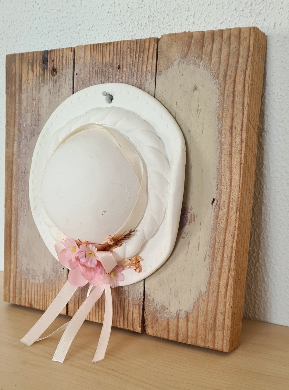 Romantisch hoedje van gips op houten plankje 22x22½ cm