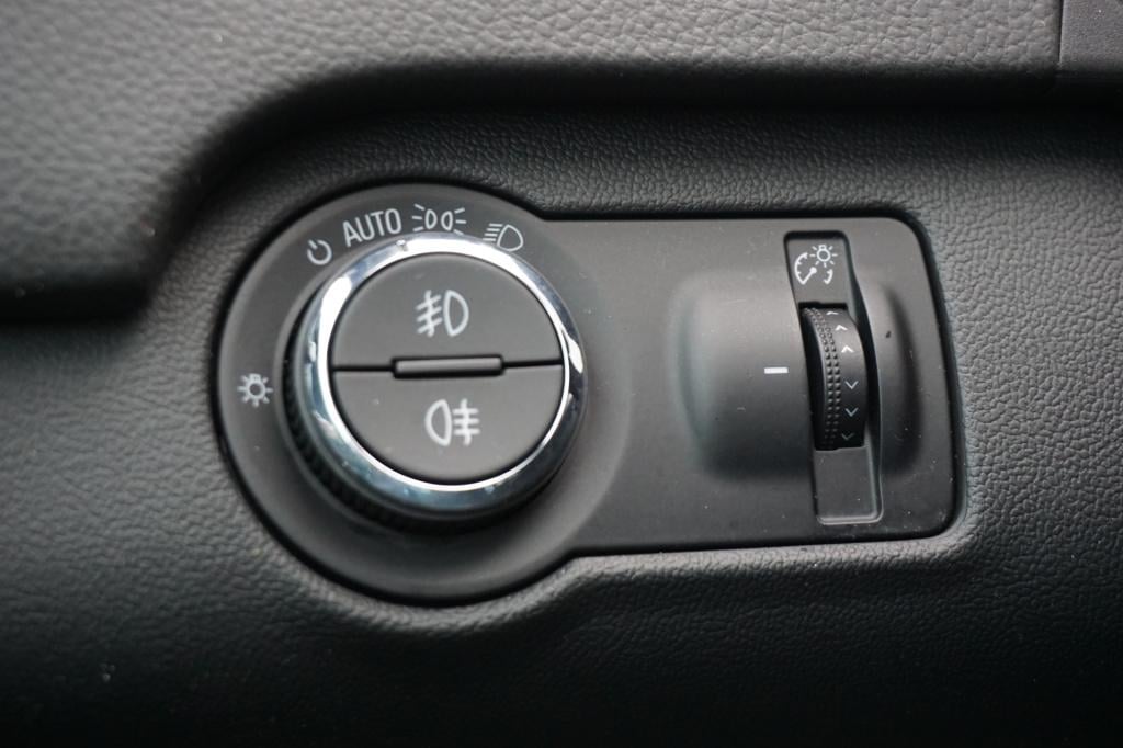 Opel Insignia 1.6 t sport climate / navi / cruise / leder / parkeers. / sto