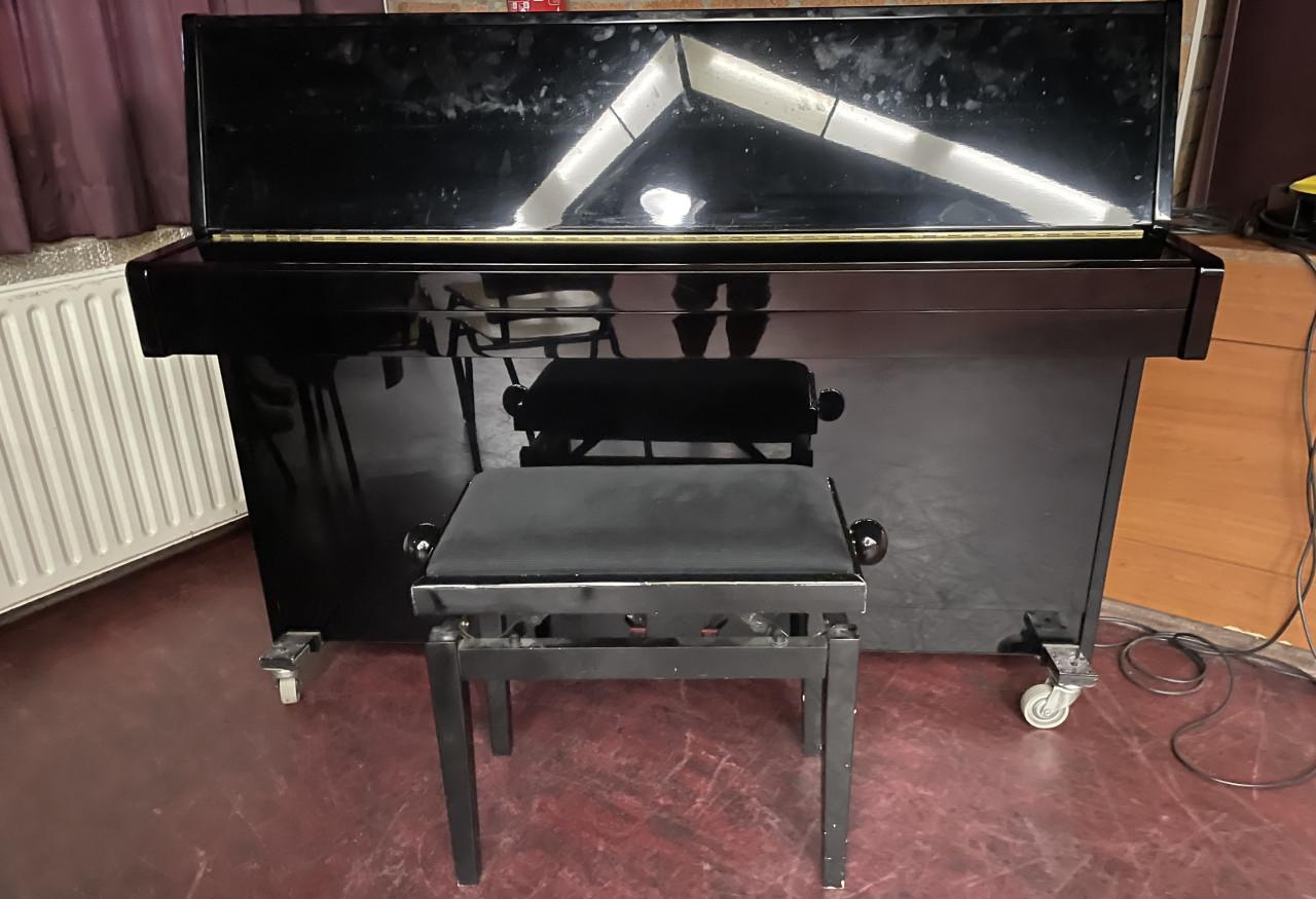 Te koop wegens beëindiging activiteiten mooie Piano Eterna Zwart Hoogglans