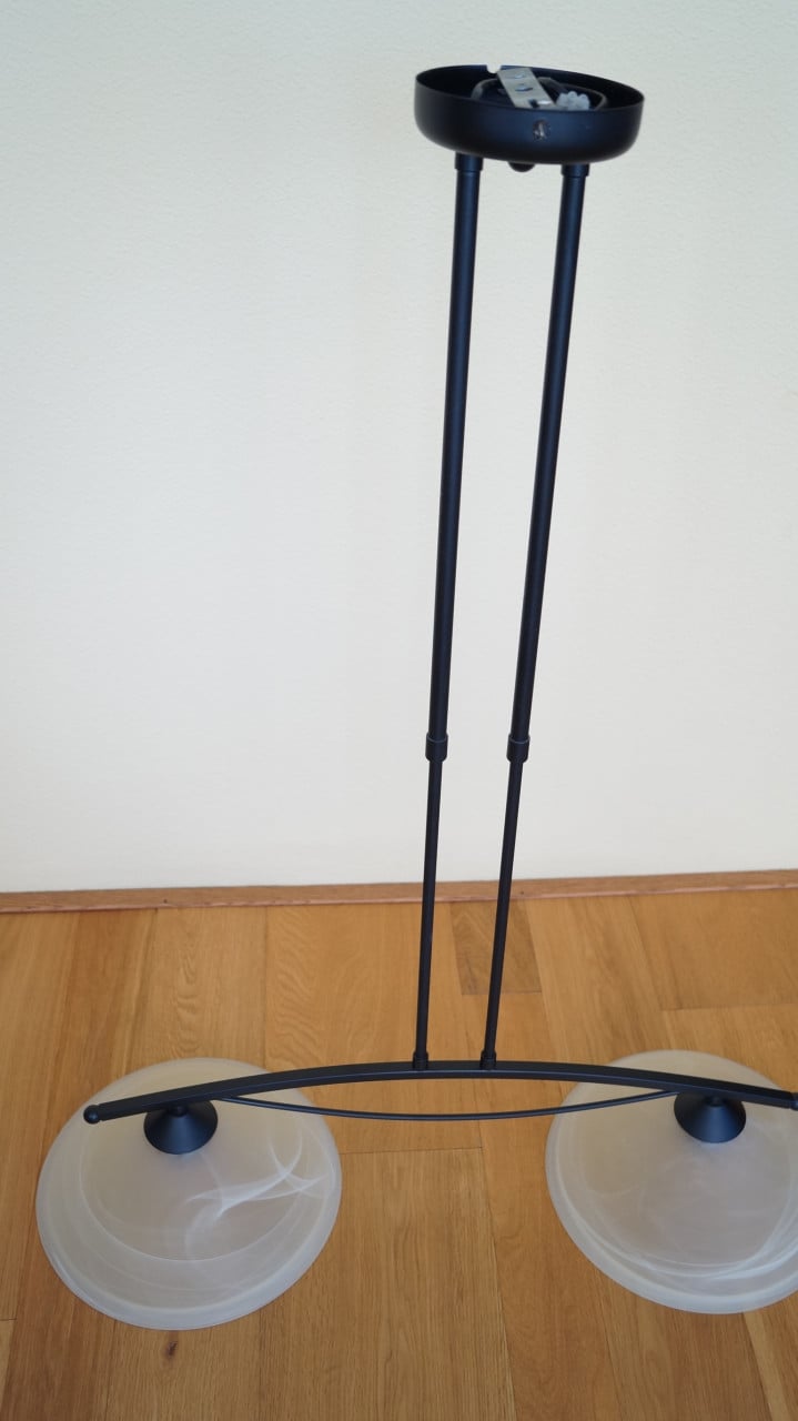 Zwart metalen hanglamp met 2 melkglazen kappen.