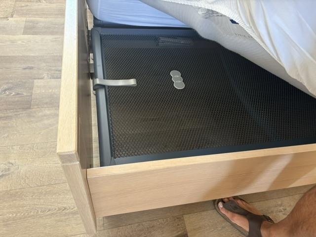 Bedmeubel met verstelbare Auping spiralen, plus bijpassende kastjes
