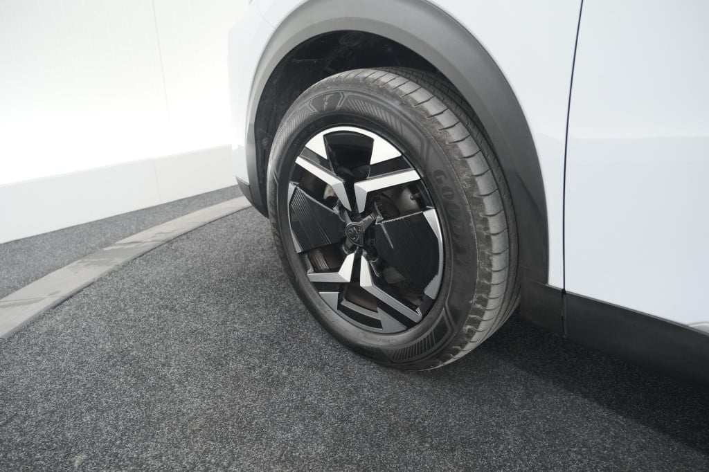 Peugeot 2008 puretech 130 eat8 allure | camera | navigatie | apple carplay 