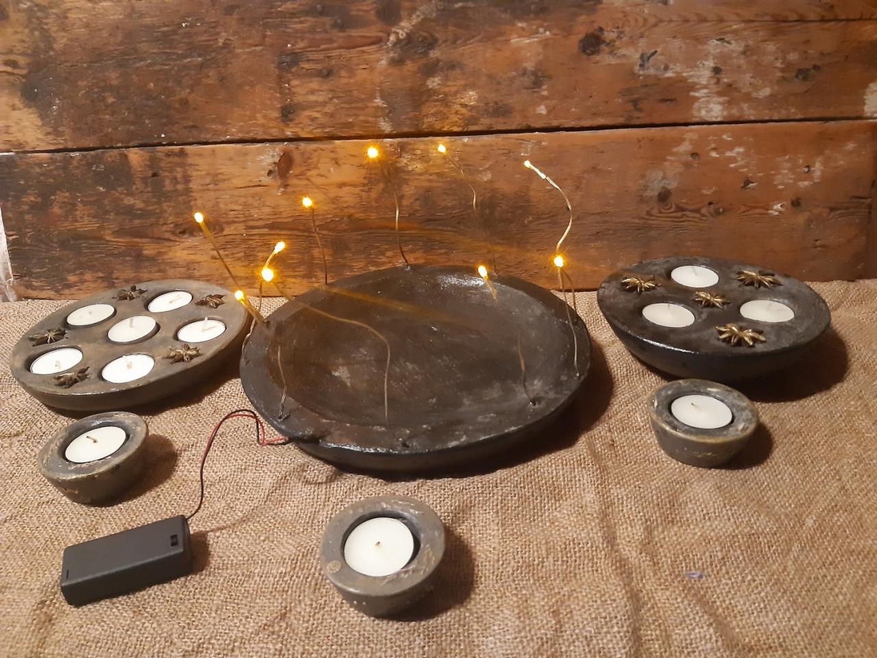 Partij betonnen schalen, bollen en kaarsstandaards, veel in kerstsfeer