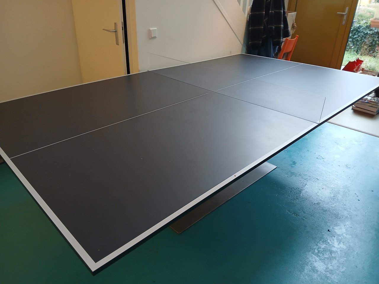 Unieke tafeltennistafel design met stalen poot en bladen
