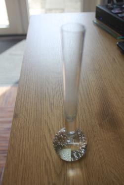 Glazen vaasje met luchtbellen voet