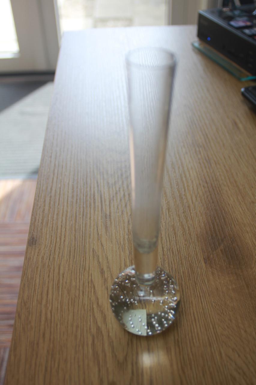 Glazen vaasje met luchtbellen voet