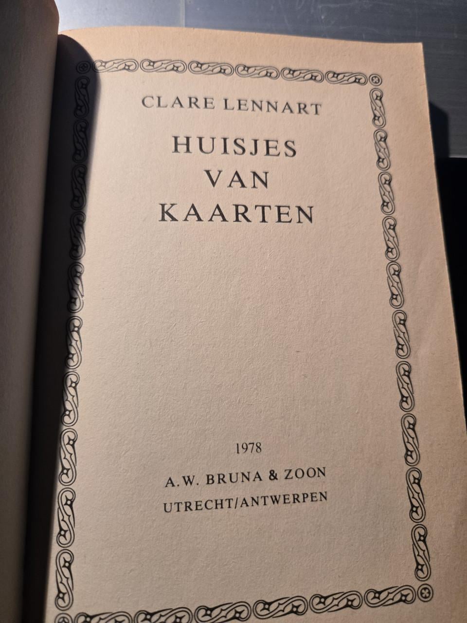 Pocketeditie van de roman "Huisjes van kaarten" door Clare Lennart. 1978