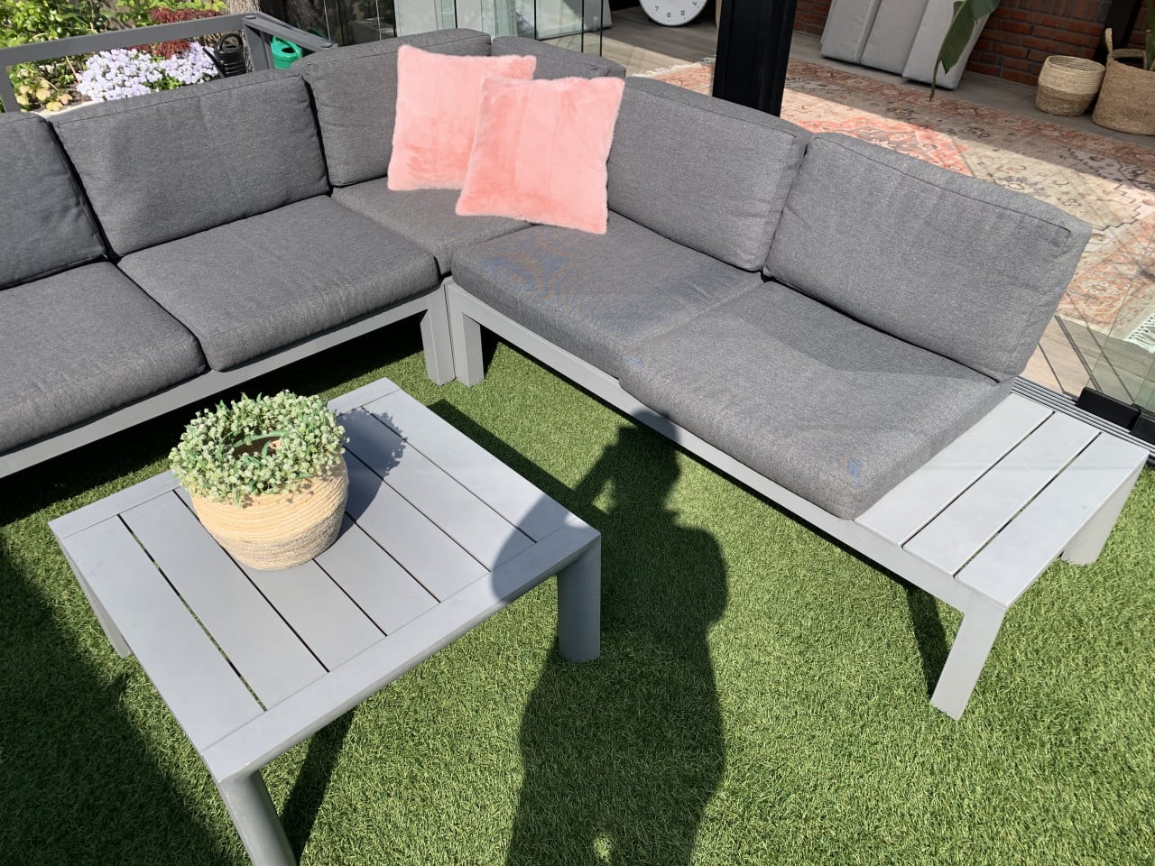 Lichtgrijs Alminium Loungeset, met kussens en tafel.