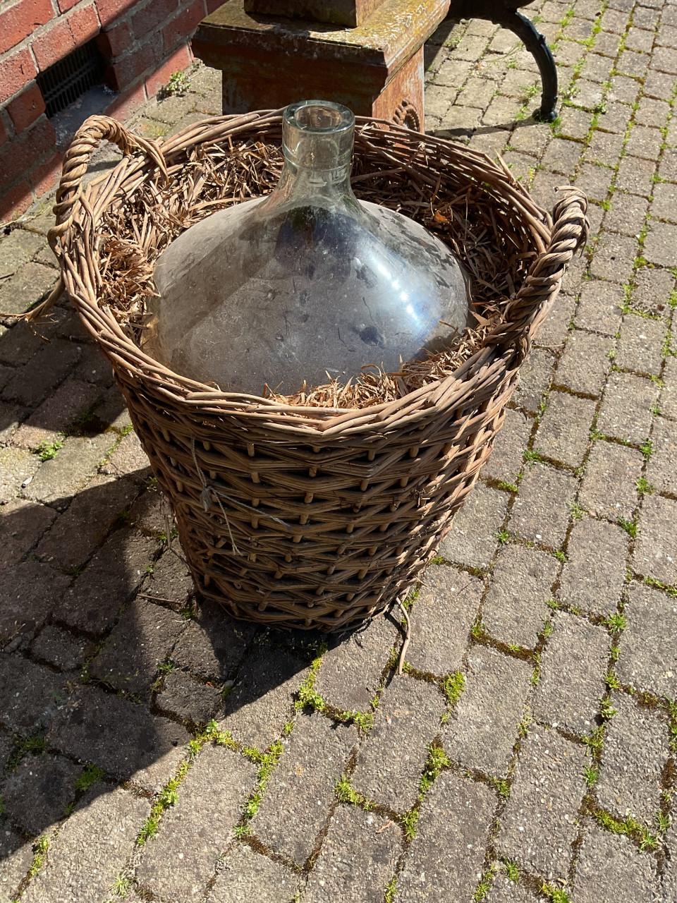 Dame Jeanne fles in mand