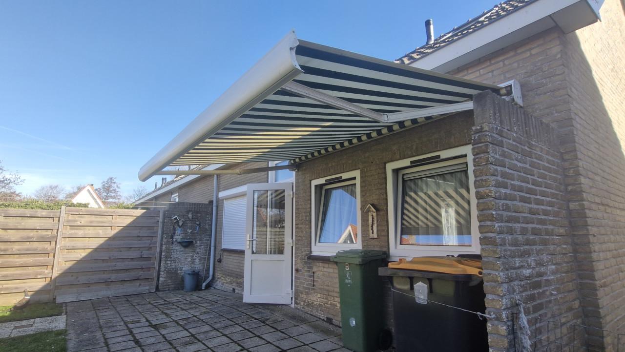 Knikarm zonnescherm electrisch