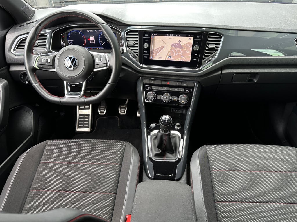 Volkswagen T-roc 1.5 tsi 150pk sport | trekhaak | carplay | led | dode hoek
