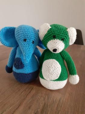 Gehaakte tuimelaar, 2 stuks: 1 olifant en 1 hond - 5 euro per stuk