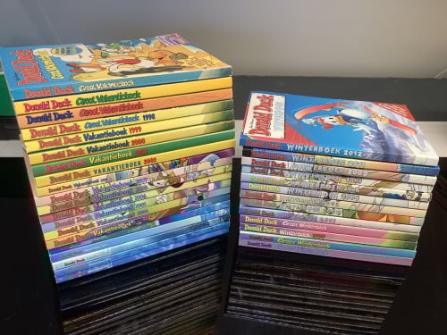 Grote stapel Donald Duck vakantie- en winterboeken.  Alleen af te halen.