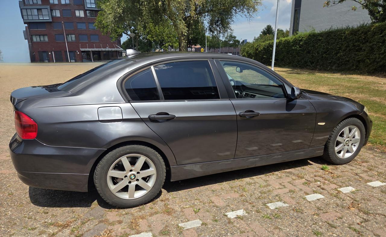 BMW 320i sedan uit 2005 in antracietgrijs.
