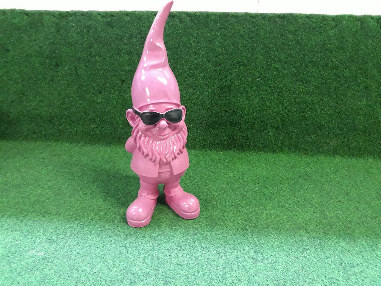 Tuinkabouter met zonnebril in roze kleur gay pride