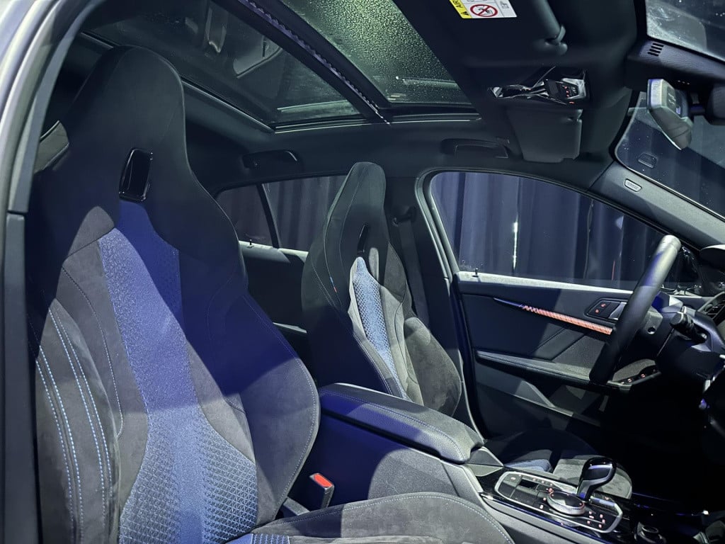 BMW 1 Serie 118i high executive *m-pack*pano*harmankardon*m-technic stoelen