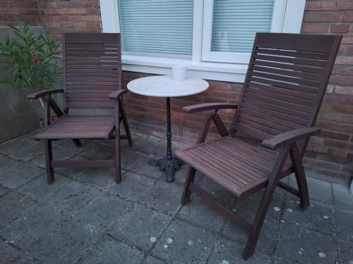 2 verstelbare tuinstoelen euchalyptushout