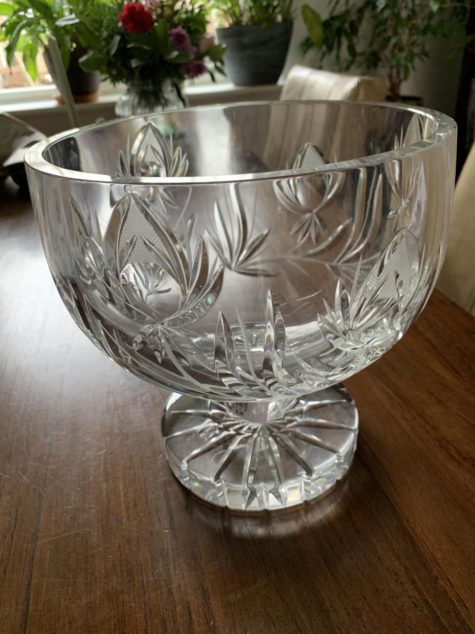 Dit is een Boheems kristallen kom op voet,  23cm doorsnee 23cm hoog