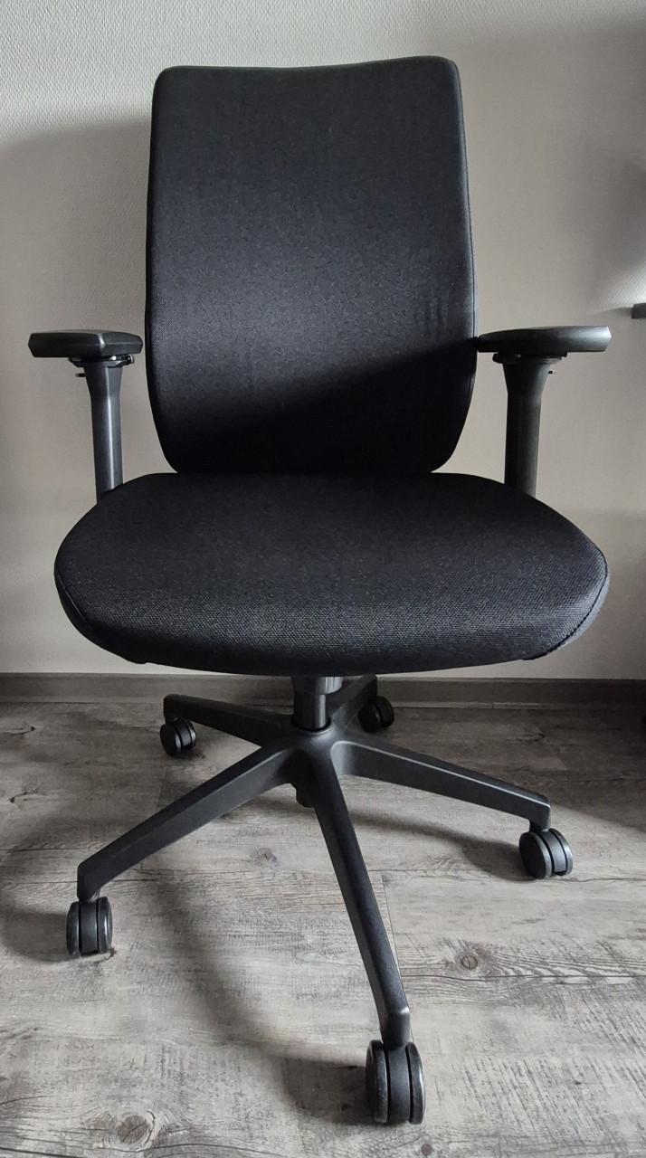 Elektrisch verstelbaar bureau + bureaustoel