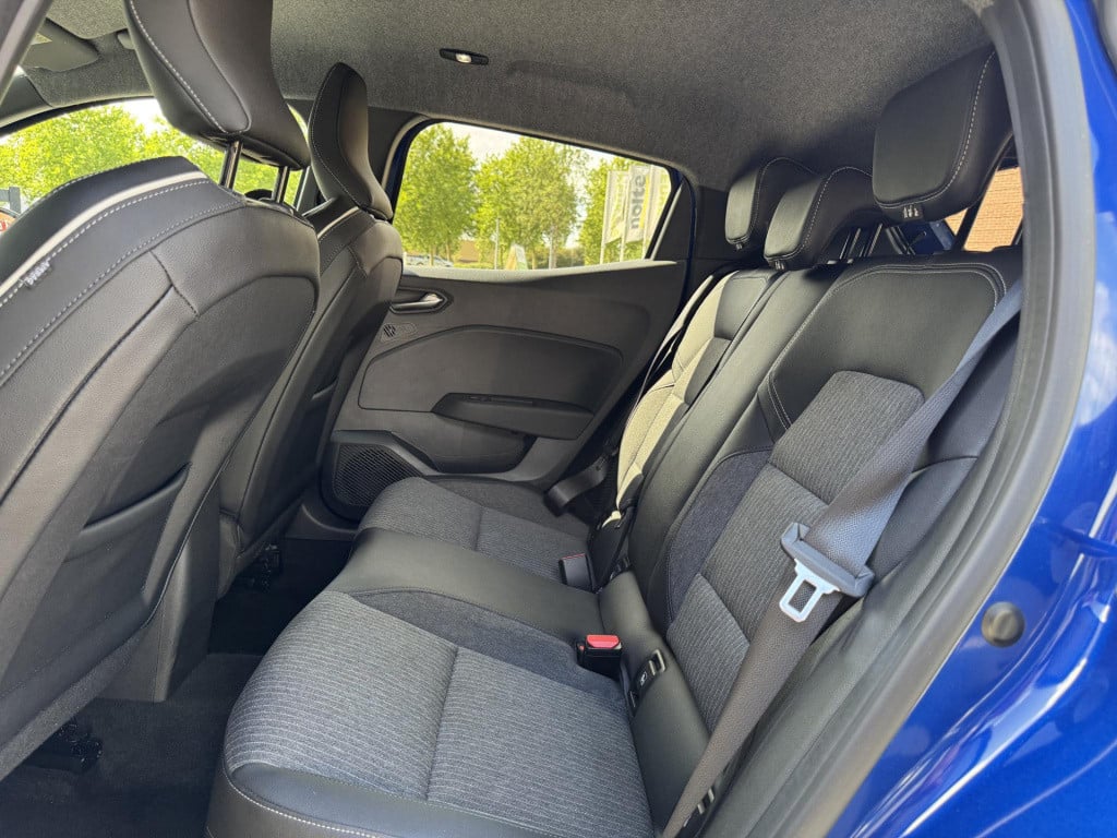 Mitsubishi Colt 1.6 hev instyle nl-auto, meest luxe uitvoering!