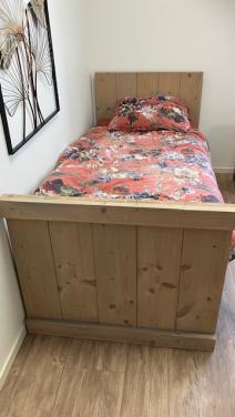 Bed eenpersoonsbed hout