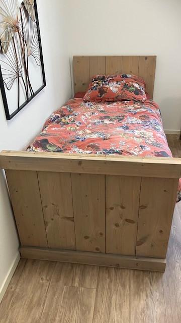 Bed eenpersoonsbed hout