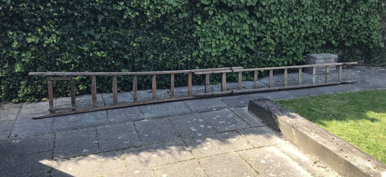 Tweedelige houten ladder