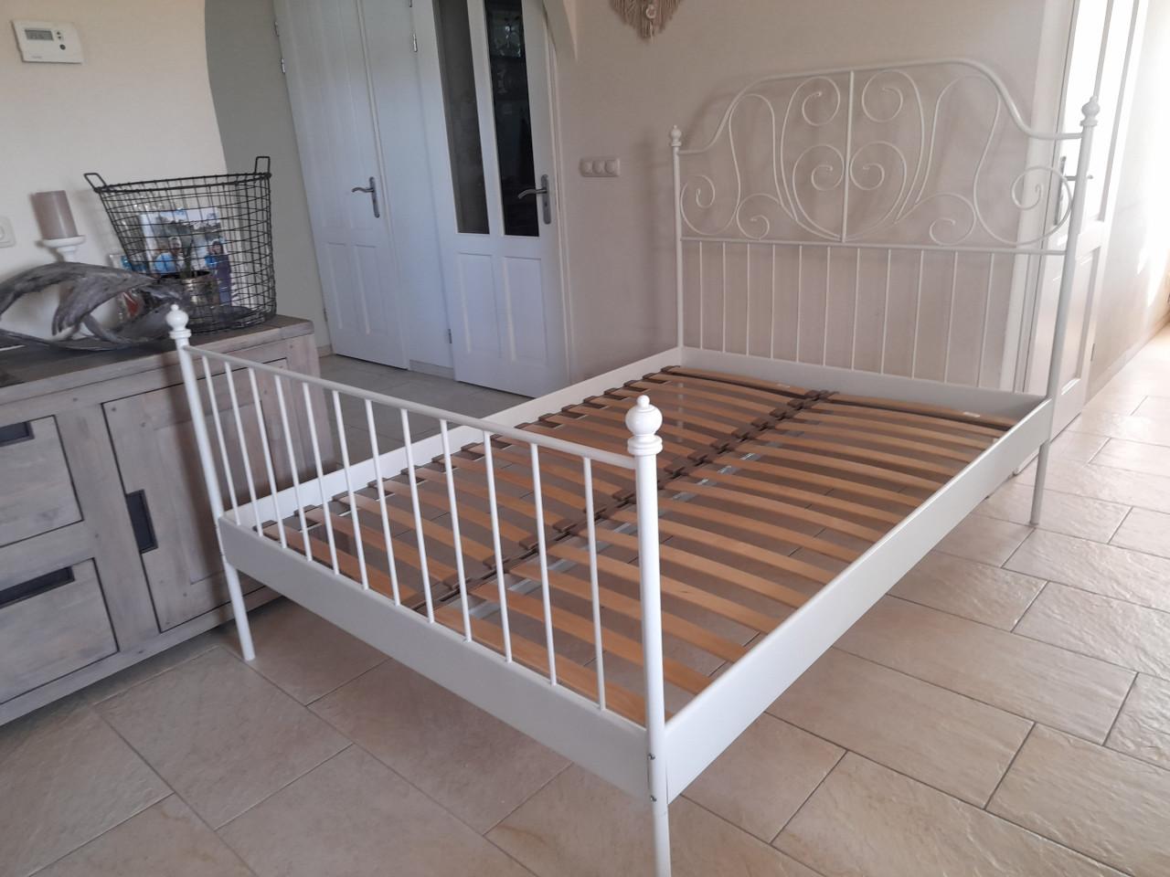 Wit metalen bed 140 x 200 (in goede nette staat )