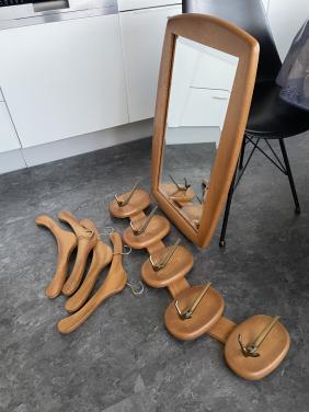 Eikenhouten spiegel en bijbehorende kapstok