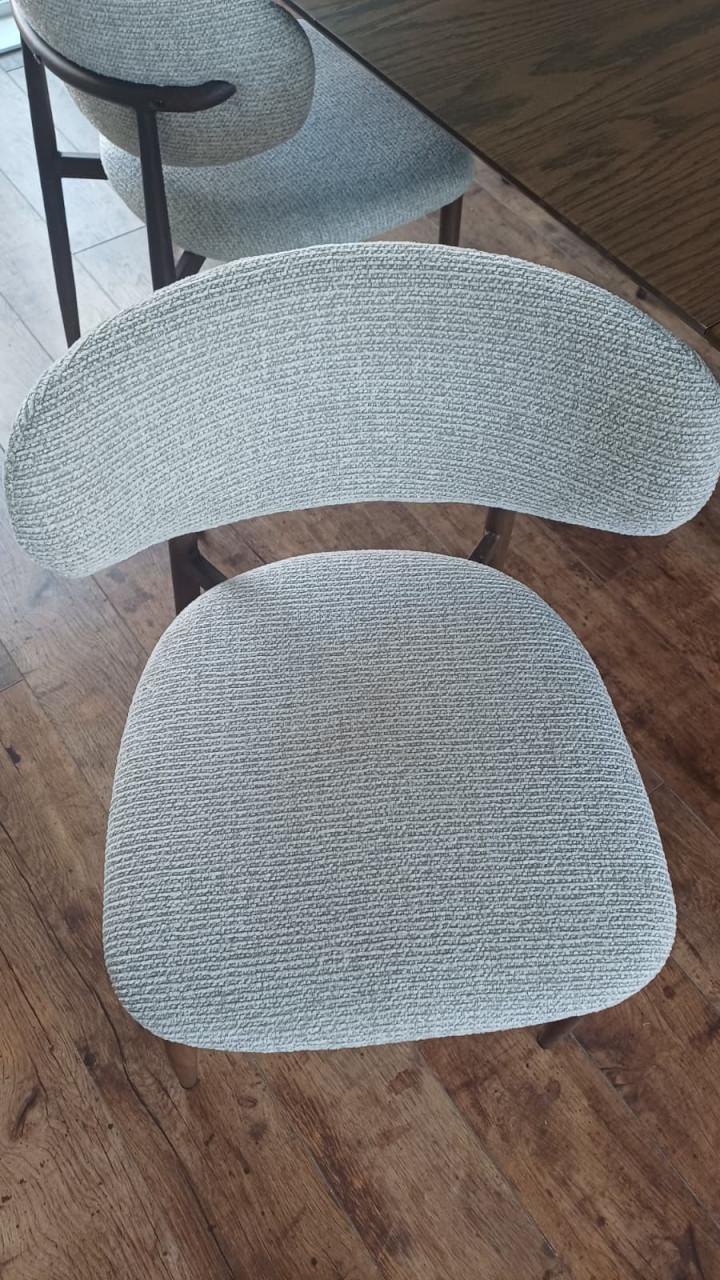 Vier beige eetkamerstoelen