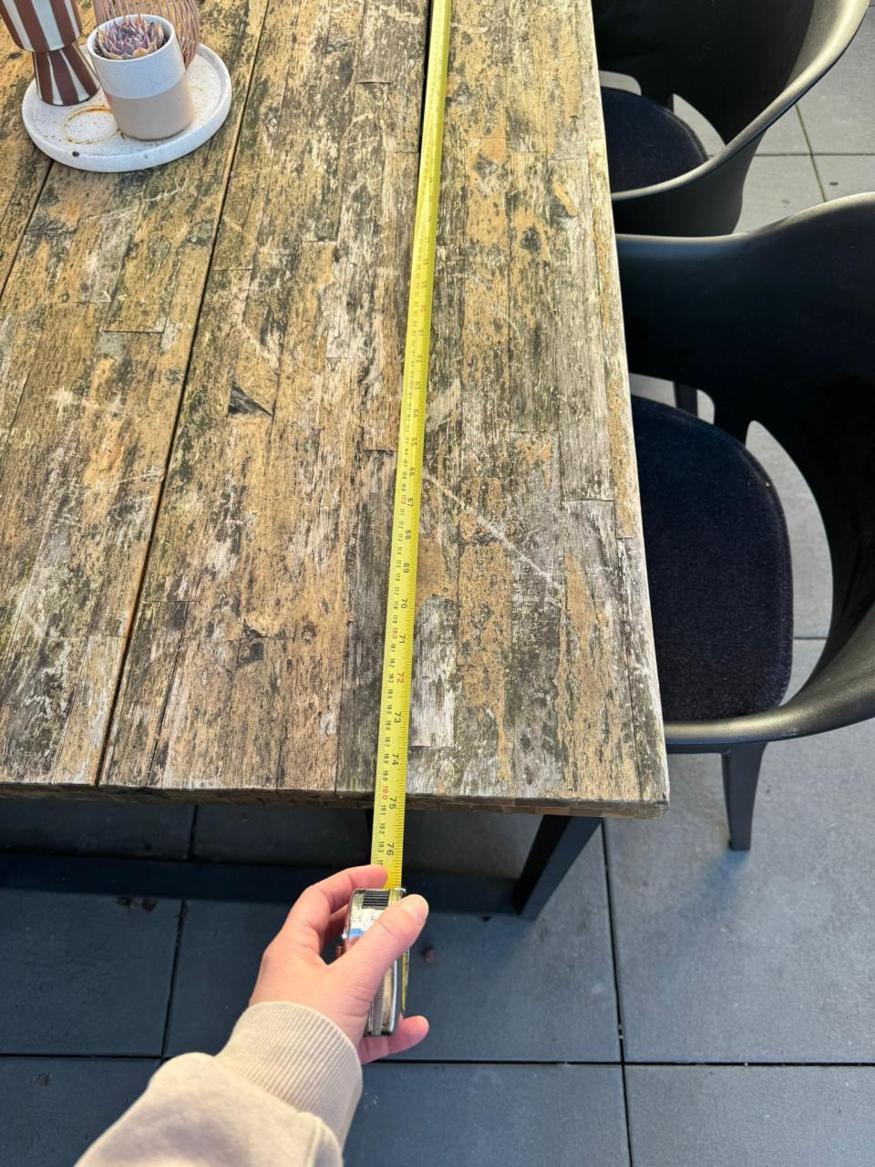 Buiten eethoek met bankje en stoelen