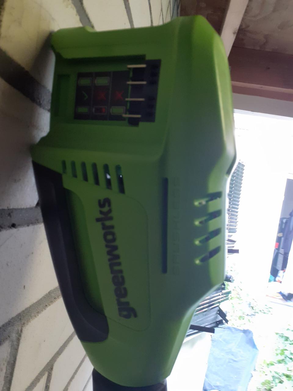 Greenworks Bosmaaier Inc 2 accu's 24v 4a en 4a dubbellader.