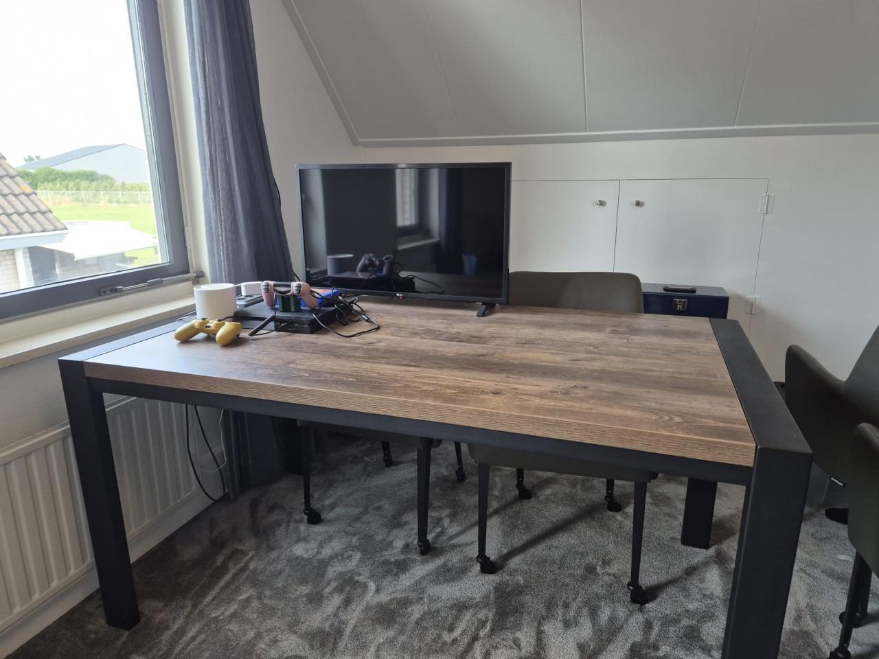 Te koop  Eettafel,salontafel,vitrinekast TV Meubel.