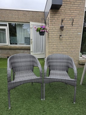 2 wicker tuinstoeltjes, (stapel)