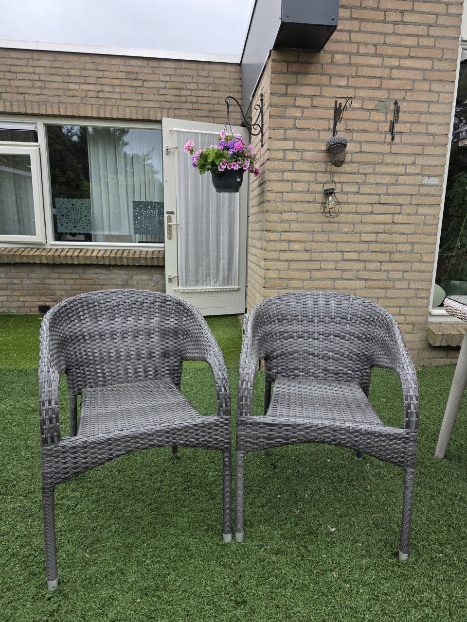 2 wicker tuinstoeltjes, (stapel)