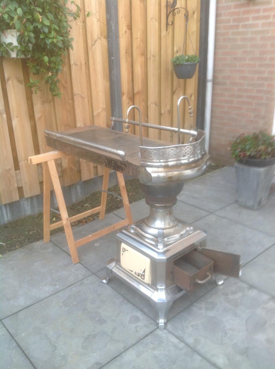 Te koop complete en nog te stoken antieke platte buiskachel.