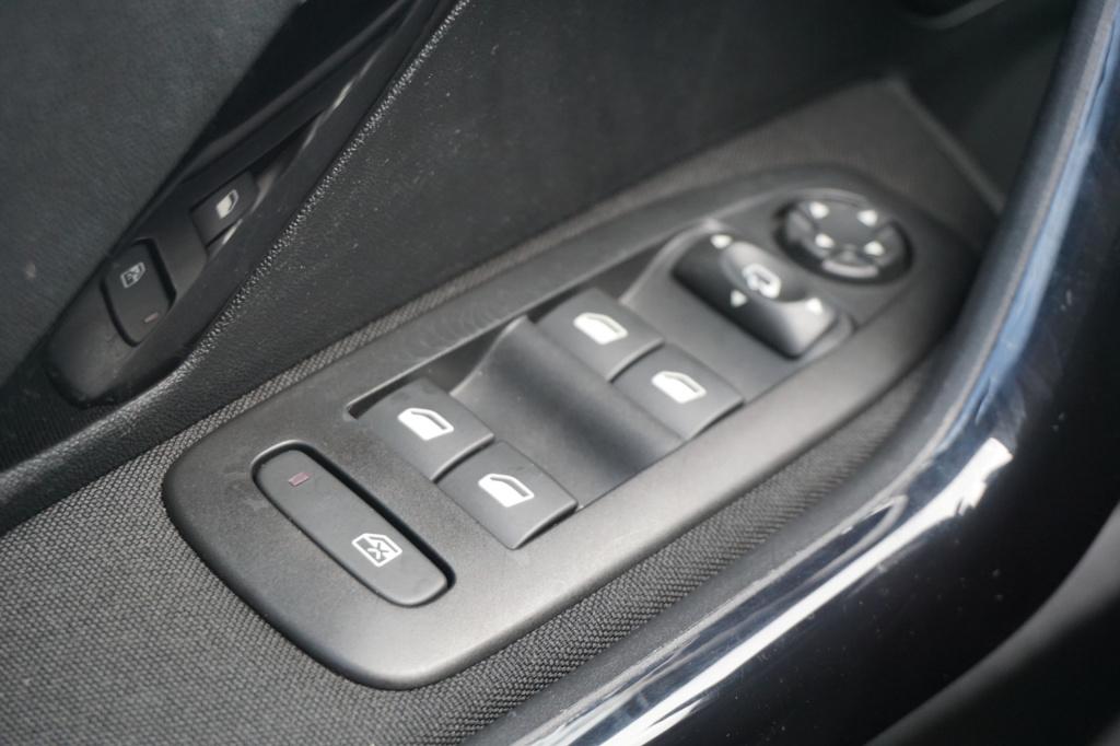 Peugeot 208 1.2 puretech tech edition climate / navi / cruise / camera / pd
