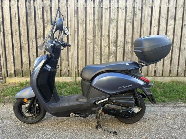 PRACHTIGE SYM MIO 50i EURO5 SNOR SCOOTER BOUWJAAR 2022 ALS NIEUW !
