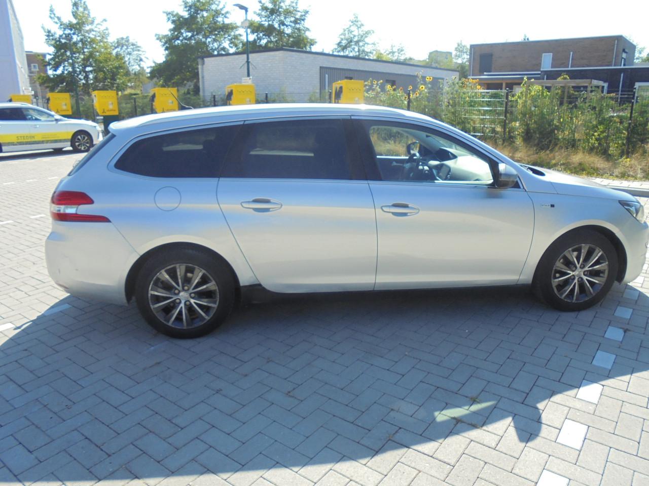 308 1.2 Pure Tech Style in de SW uitvoering Bouwjaar 2016 met N.A.P
