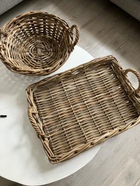 Mooie zware rieten dienblad  met rieten  mand