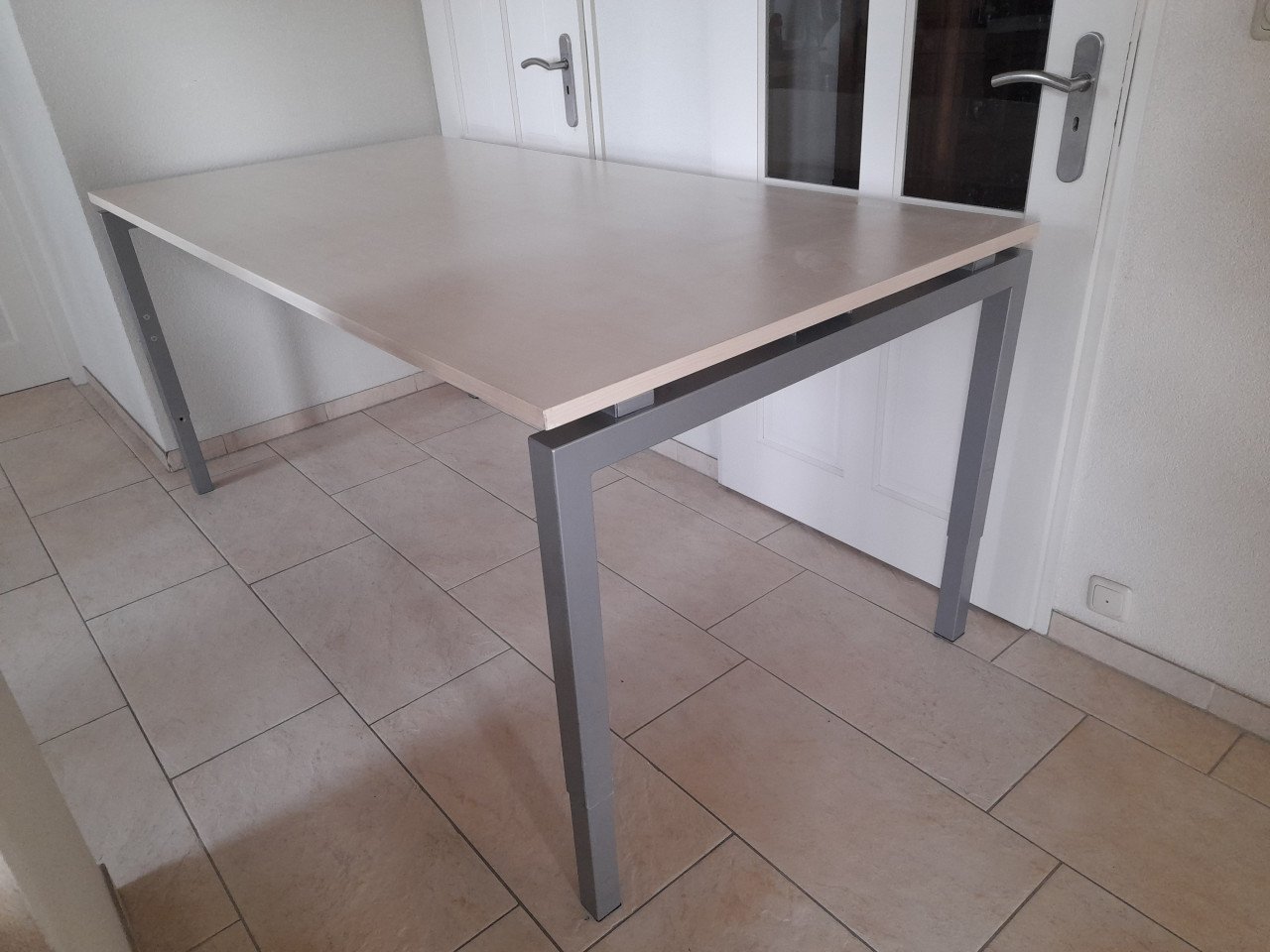Bureau 100 x 200 (in hoogte verstelbaar van  62/82 cm) in goede staat!