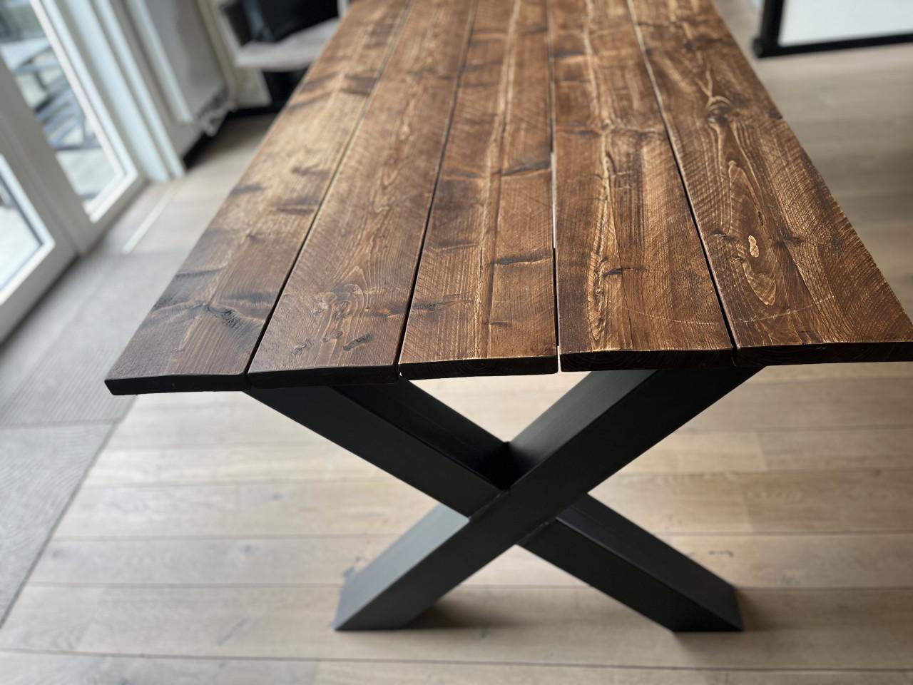 Eettafel met industriële X-poten